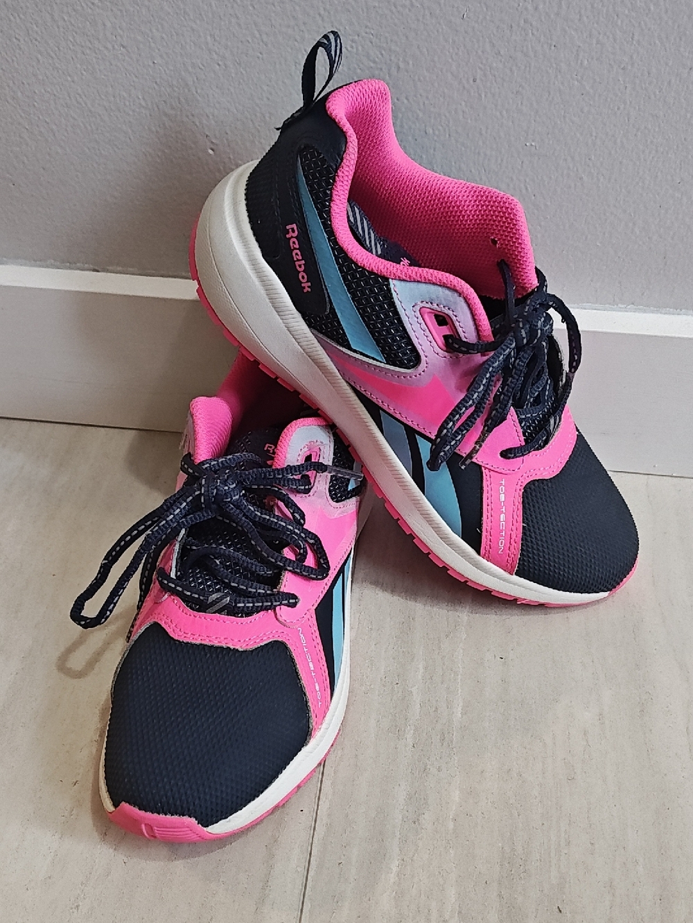 Reebok Durable XT Kids Pink Sneaker Sz 5